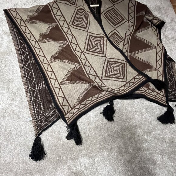 Artsy Aztec Geometric Pattern Poncho With Tassels Boho ONE Size Fits Most - Picture 4 of 6